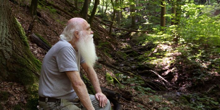 herman de vries sitzt im fränkischen Steigerwald