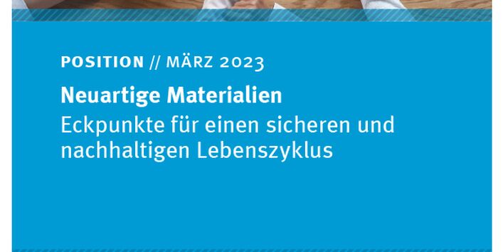 Mehrere Hände halten bunte Puzzelteile