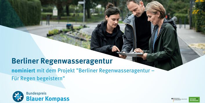 Auf dem Bild sind drei Personen der Berliner Regenwasseragentur, im Hintergrund sind Biodiversitätsmulden zu sehen.