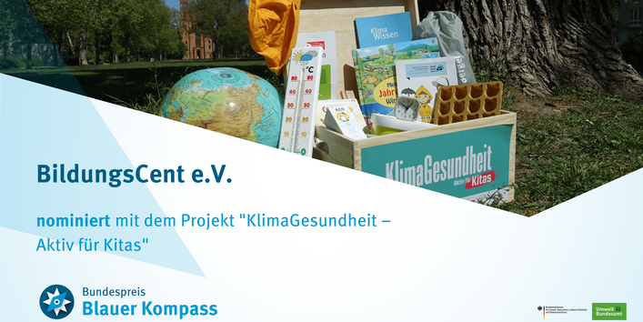 Auf dem Biöd ist die KitaKlimaKiste mit Materialien, wie einem Globus zu sehen.