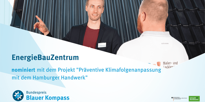 Handwerker in der Kundenberatung zu Solartechnik und Hitzeschutz durch Auswahl des richtigen Dämmstoffs im Dachbereich.