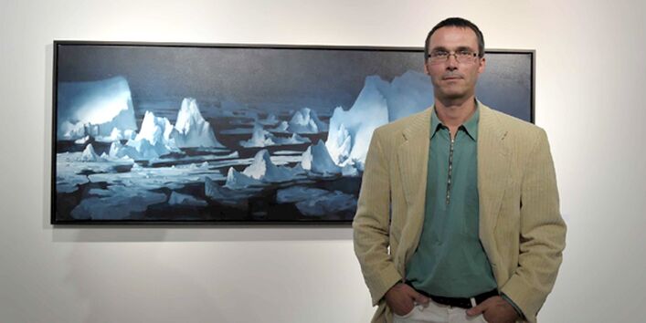 Gerhard Rießbeck vor einem seiner Bilder stehend