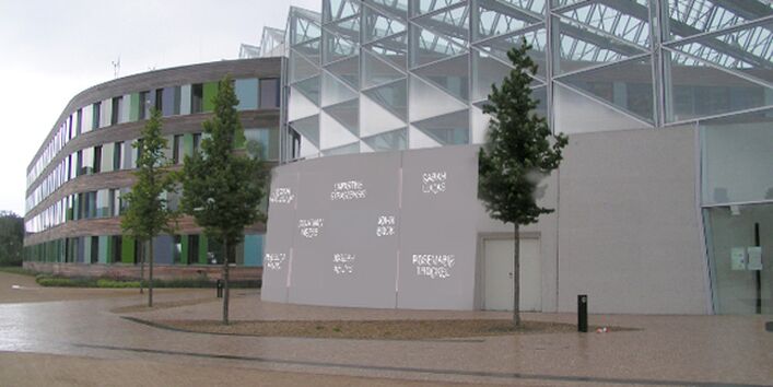 eine mit Namen verzierte Wand