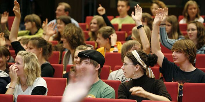 Viele Zuhörer heben die Hand, um eine Frage zu stellen oder ein Statement abzugeben.