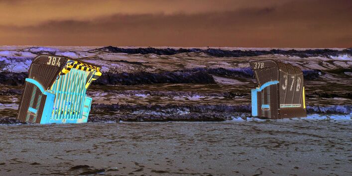 Das Bild zeigt einen Sandstrand an der Ostsee. Ein Strandkorb am Strand wird teilweise vom Wasser umspült. Im Hintergrund sind das Meer mit starkem Wellengang und dunkle Gewitterwolken zu sehen.