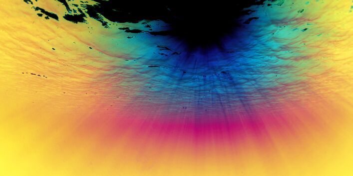 Das Bild zeigt die Sonne, fotografiert von unterhalb der Wasseroberfläche.