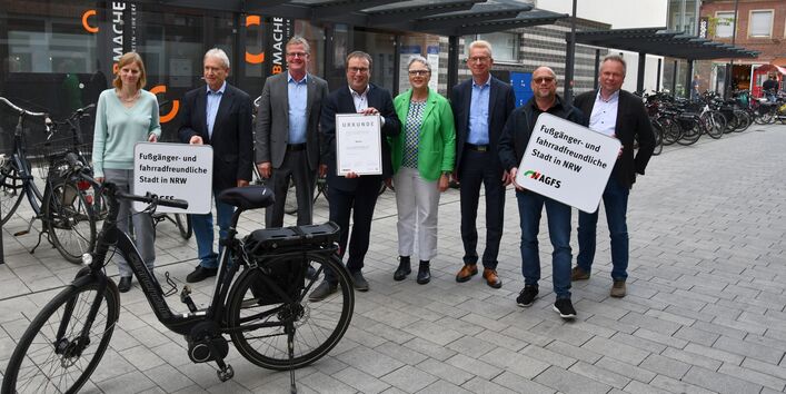 Menschen mit Schildern 