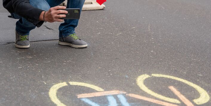 Mann der Foto mit dem Handy macht