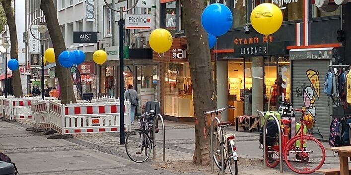 Dortmund: Ballons markieren neue Fahrradbügel in der Innenstadt