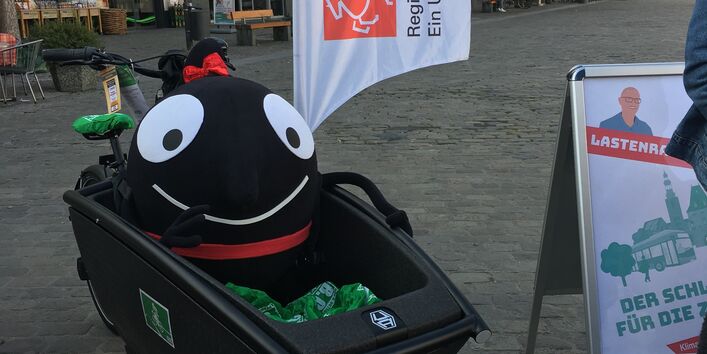 Edda auf dem Lastenrad