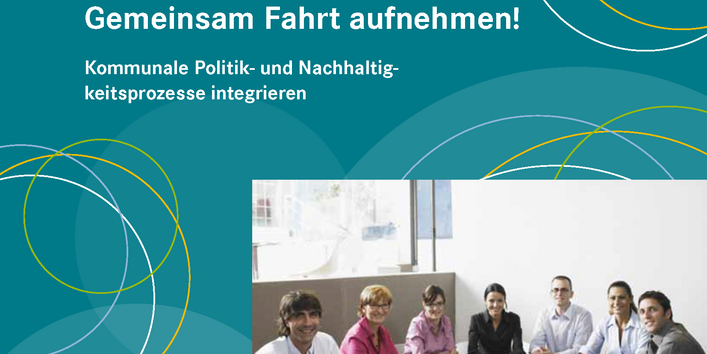 Cover der Broschüre "Gemeinsam Fahrt aufnehmen! Kommunale Politik- und Nachhaltigkeitsprozesse integrieren"