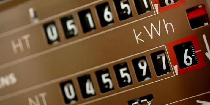 Bild zeigt einen analogen, alten Zweistromzähler (messen Stromverbrauch für zwei unterschiedliche Tarife), bei dem sich die Rädchen drehen