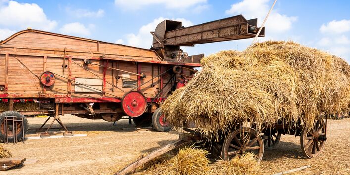 Eine alte Dreschmaschine