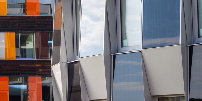 Ausstellungstafel mit dem Jubiläumslogo und Slogan 