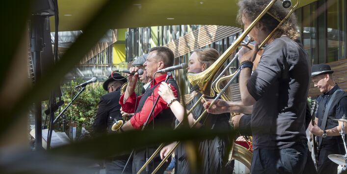 Die Band Port Royal auf der Bühne am 15.06.2024. Zu sehen sind einige Mitglieder der Band, die ein Instrument spielen oder singen. 