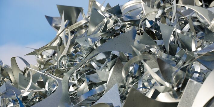 Bild mit einem Berg von Metallabfällen.