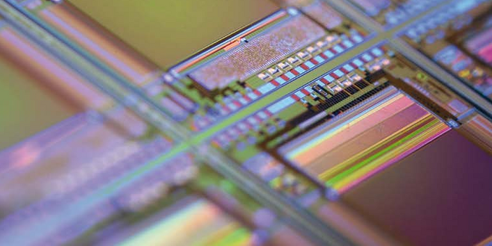 Rohstoffkonsum in Deutschland. 2008 liegt der Wert bei 1,375 Milliarden Tonnen und 2019 bei 1,328 Milliarden. Der Wert ist relativ konstant geblieben. Für 2020 liegt erste eine erste grobe Schätzung vor