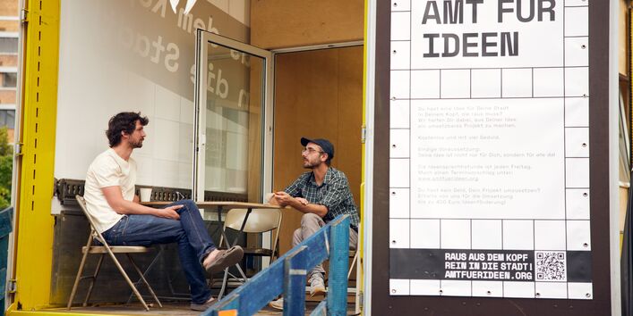 Wettbewerb Blauer Kompass stellt seine Bewerber vor, damit abgestimmt werden kann, welches Projekt gewinnt. Hier zu sehen die UrbanLab_Beratung im Amt für Ideen.