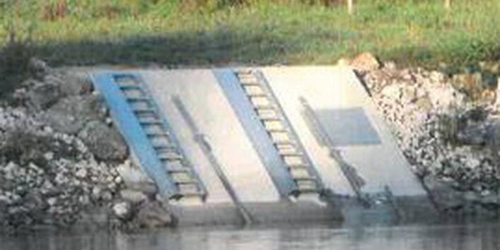 Ansicht einer technischen Anlage des Flusswassers.