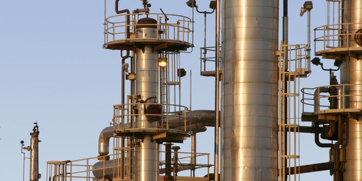 Nahaufnahme der Masten und Röhre einer Raffinerie