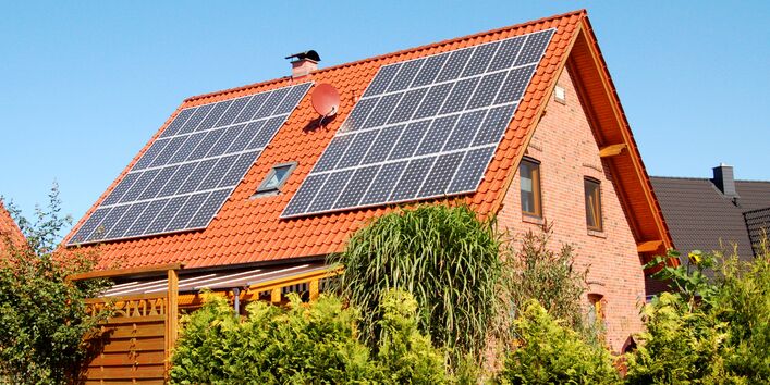 Solarmodule auf einem Dach vom Einfamilienhaus
