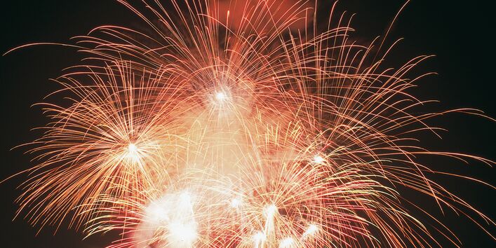 rot-gelbes Feuerwerk vor nachtschwarzem Himmel