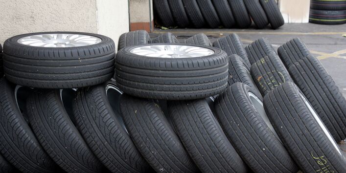 Alte Autoreifen auf einem Stapel