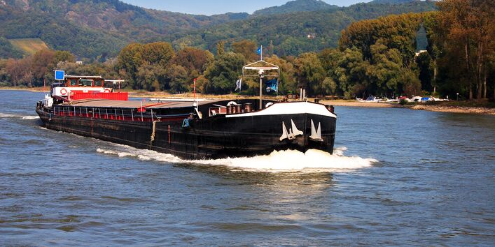 Nahaufnahme eines Binnenschiffs auf einem Fluss