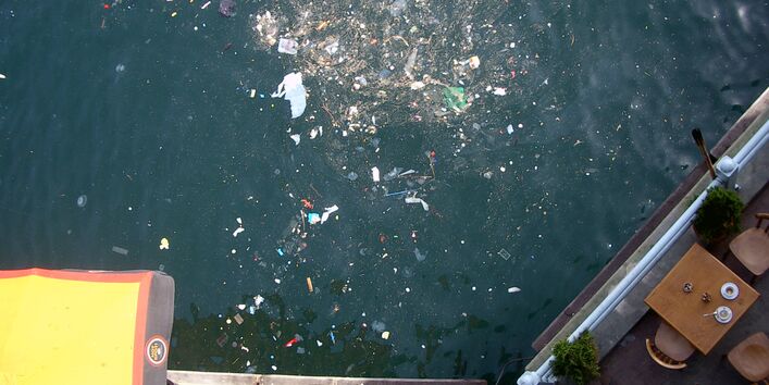 Istanbuler Hafen mit Abfall aus Vogelperspektive