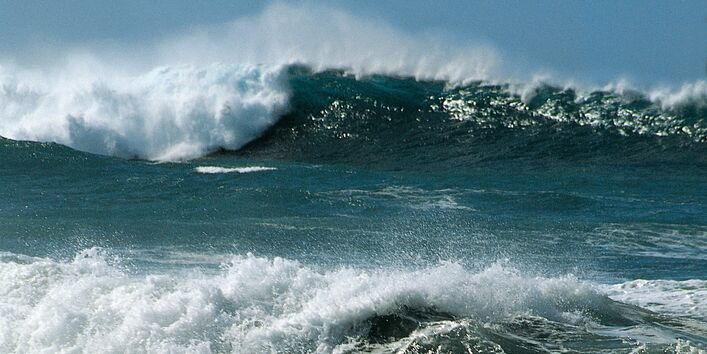 Nahaufnahme von Wellen im Meer