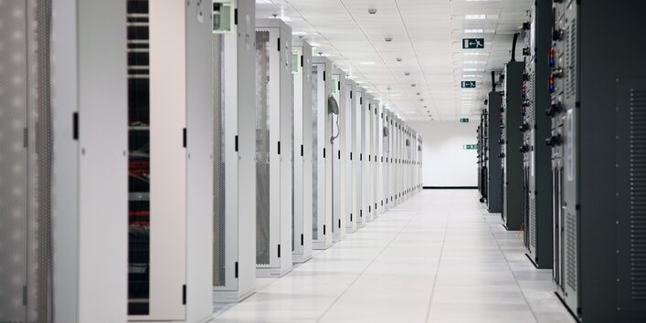 Ein Raum mit Reihen von Serverschränken