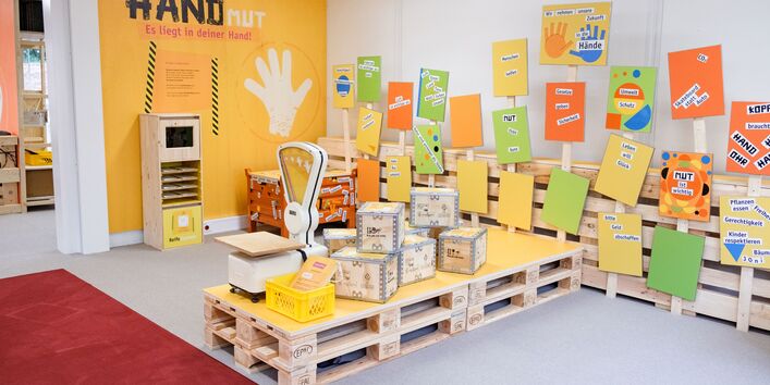Das Bild zeigt die Station „HANDMUT“. Sie macht Selbstwirksamkeit konkret erfahrbar. Kinder setzen sich hier mit eigenen Ideen, Haltungen und Handlungsmöglichkeiten auseinander und erleben, dass Zukunft gestaltbar ist.
