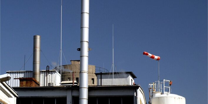 Eine Industrieanlage mit 2 Schornsteinen