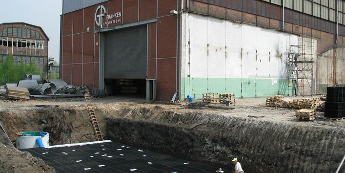 Baustelle neben Fabrikgebäude