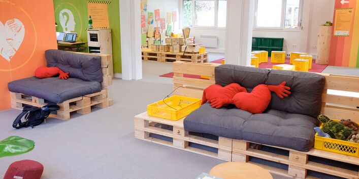 Die Gesamtansicht zeigt die MutReiferei als modularen Lern- und Erlebnisraum. Aus robusten, einfachen Materialien ist ein flexibles Ausstellungsformat entstanden, in dem Kinder Klimaanpassung, Selbstwirksamkeit und Beteiligung spielerisch erfahren können.