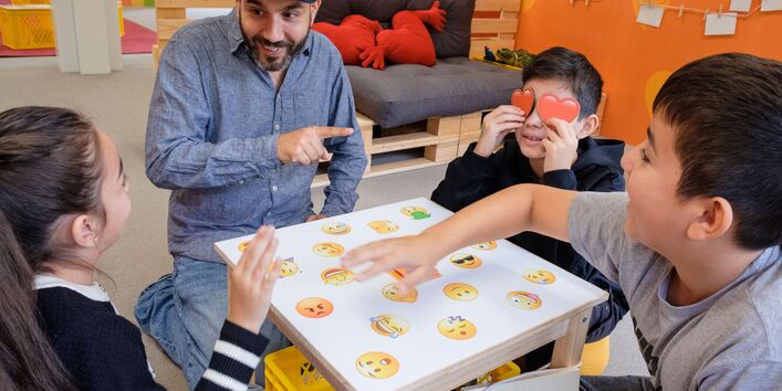 Im gemeinsamen Spiel und Gespräch erkunden Kinder ihre Gefühle, Reaktionen und Handlungsmöglichkeiten. Die MutReiferei stärkt damit auch psychosoziale Resilienz als Teil von Klimaanpassung.