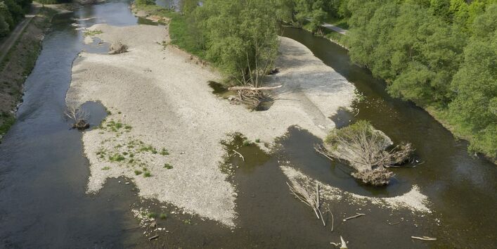 Fluss mit Kiessandinseln