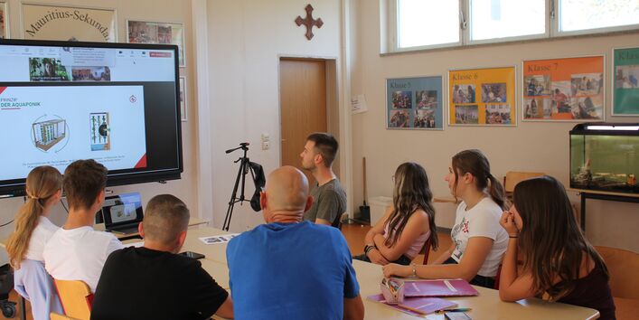 Das Bild zeigt einen Teil der Projektgruppe, wie sie sich zum Projektstart gemeinsam in das Thema arbeiten und die Planung besprechen.