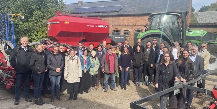 Besuch von 40 Diplomaten aus 20 Nationen organisiert von Deutschen Bauernverband 