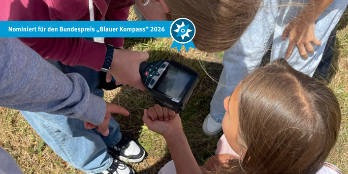 Das Bild zeigt verschiedene Aktionen am Projekttag "Hitze": eine Schülerin, die verschiedene Oberflächen mit der Wärmebildkamera untersucht und Kinder, die UV-Perlen in die Kamera halten.