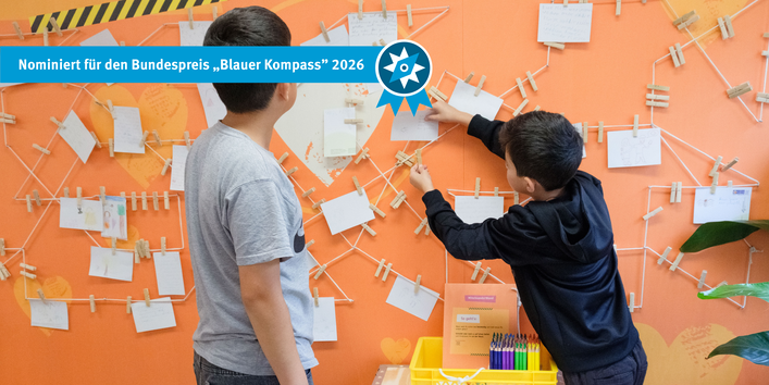 Die Beteiligungswand zeigt, dass Kinder nicht nur Besucherinnen und Besucher sind, sondern aktiv ihre Perspektiven einbringen. Rückmeldungen, Ideen und Wünsche werden sichtbar und fließen in die Weiterentwicklung des Projekts ein.