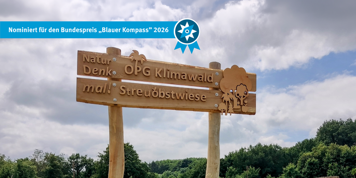 Das Bild zeigt das aus Holz in der Schule selbst gestaltete und hergestellte Schild für den OPG-Klimawald und die angrenzende Streuobstwiese