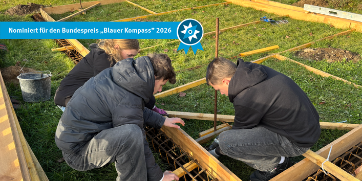 Das Bild zeigt einen Teil der Projektgruppe beim Bau der Schalung und Bewehrung für das Betonfundament.