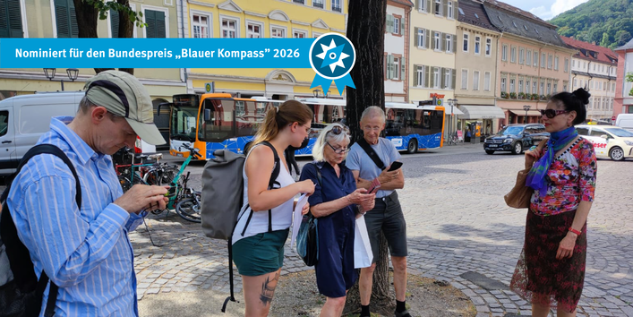Das Bild zeigt mehrere Personen in der Altstadt Heidelbergs beim Nutzertest des Routing-Protoyps (mit Alumni der Universität Heidelberg).