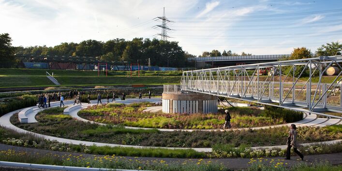Personen in einem konzentrisch angelegten Garten