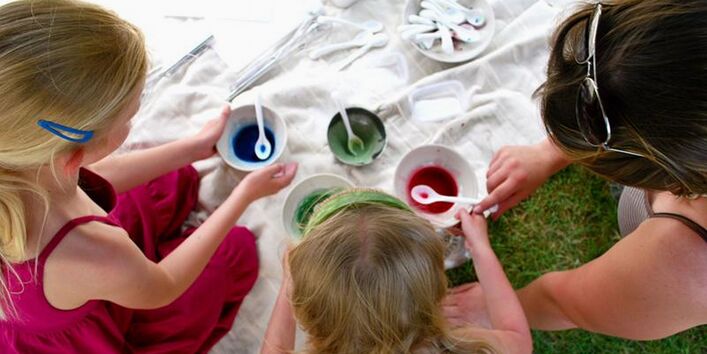 Kinder malen mit Wasserfarben