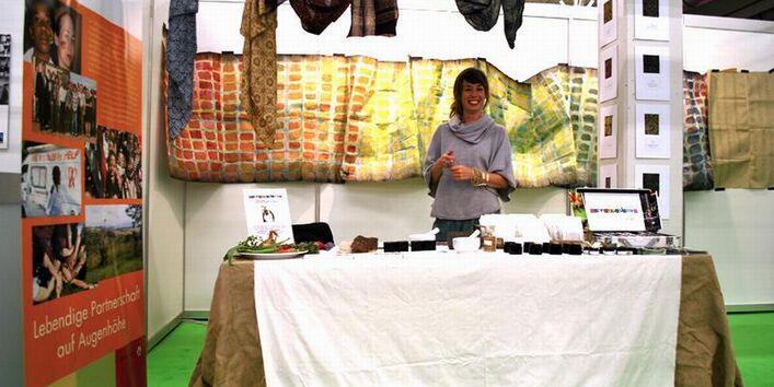 2011Verkaufsstand mit bemalten Tüchern