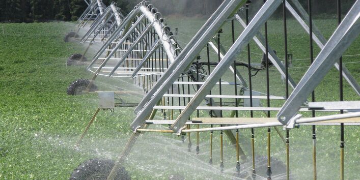 Großflächenberegnungen verteilen Wasser sanft und bodennah