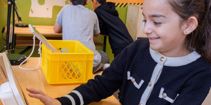 Das Bild zeigt die Station „KOPFMUT“. Hier setzen sich Kinder aktiv mit Fragen, Informationen und Entscheidungssituationen auseinander. So werden Orientierung, kritisches Denken und Handlungskompetenz im Umgang mit Klimafolgen gestärkt.