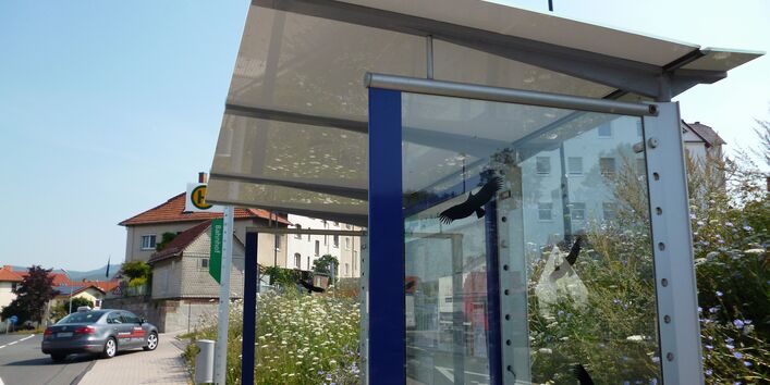 Überdachte Bushaltestelle